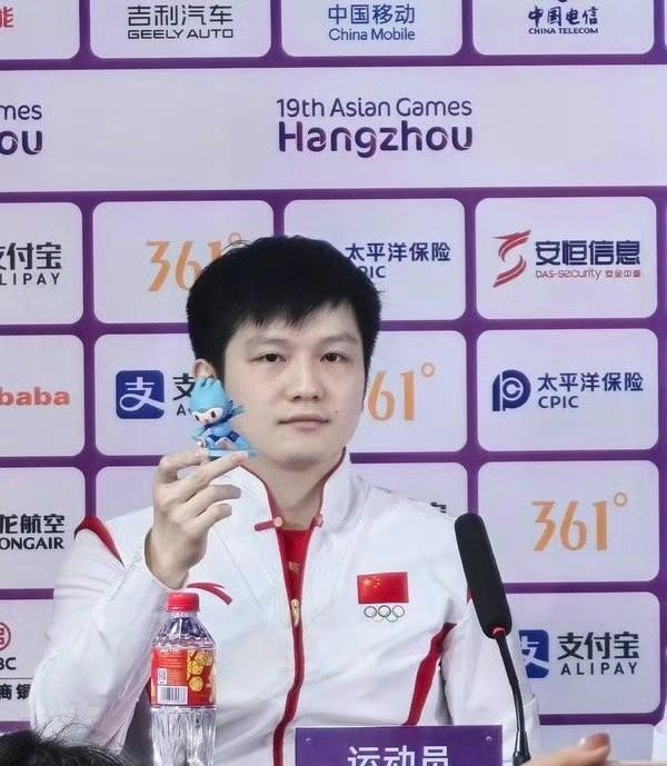 樊振东要是为了钱，多接个商务不就轻松到手了，哪里需要车马劳顿又是国际航班又要转车