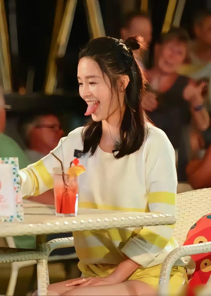 谁还说李沁“万年不红”？最近她的状态，直接杀疯了！从2008年《新红楼梦》出