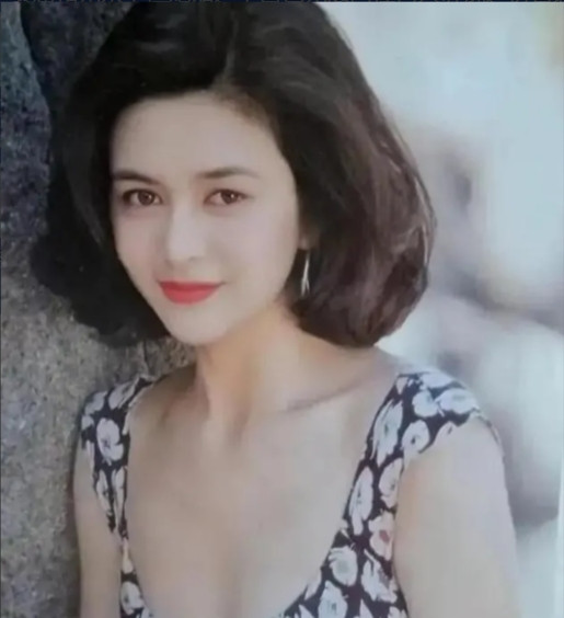 1990年，关之琳和向华强传出绯闻，向太找到关之琳说道：“我把你当姐妹，你却抢我