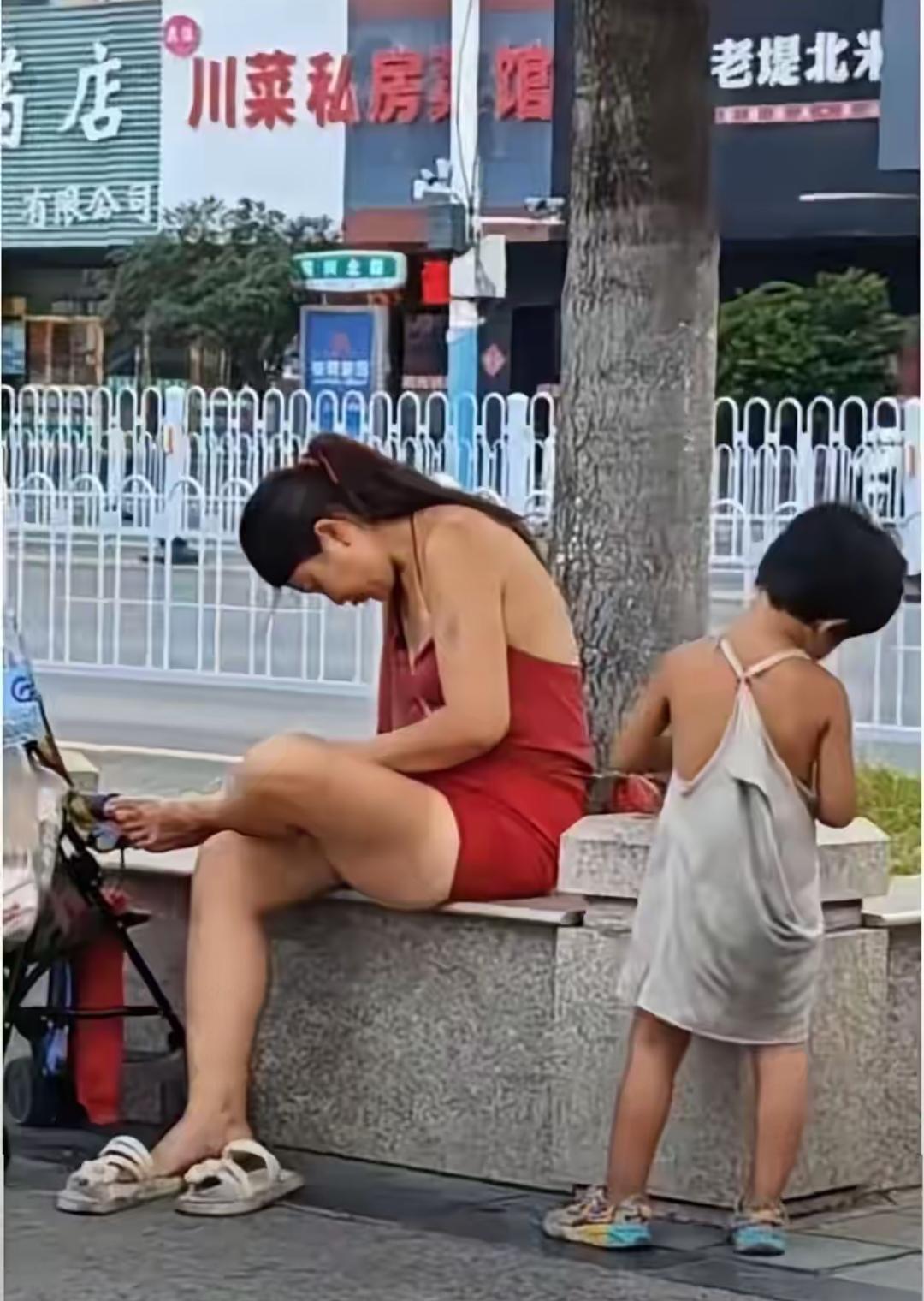 徐州街头的树荫下，一辆旧婴儿车靠墙停了大半个月。路过的拍客总先被那抹红色晃了眼，