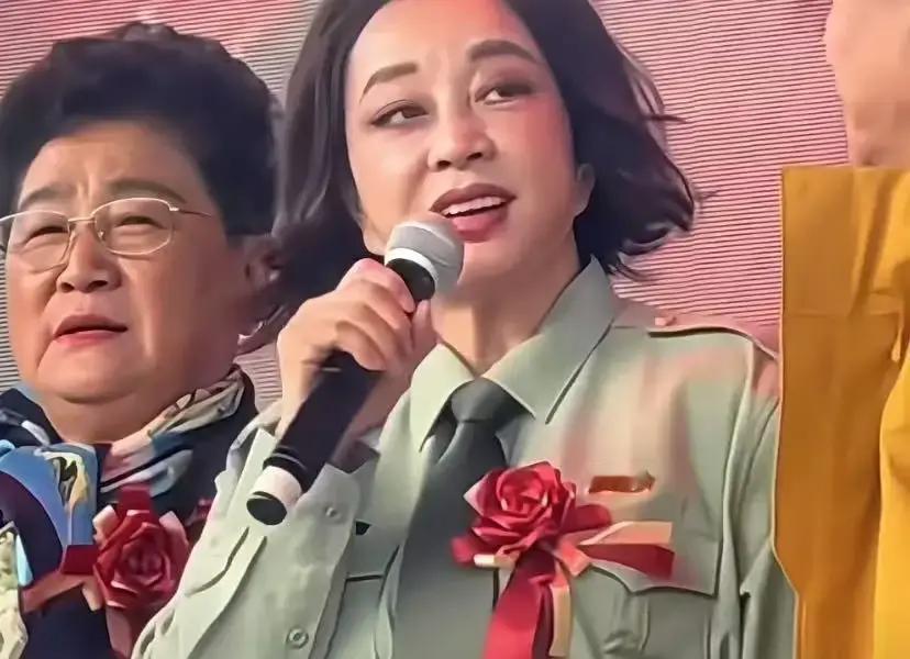 大年初七南沙，《风起南粤》开机。75岁的刘晓庆穿墨绿唐装上台致辞，左手拿话筒