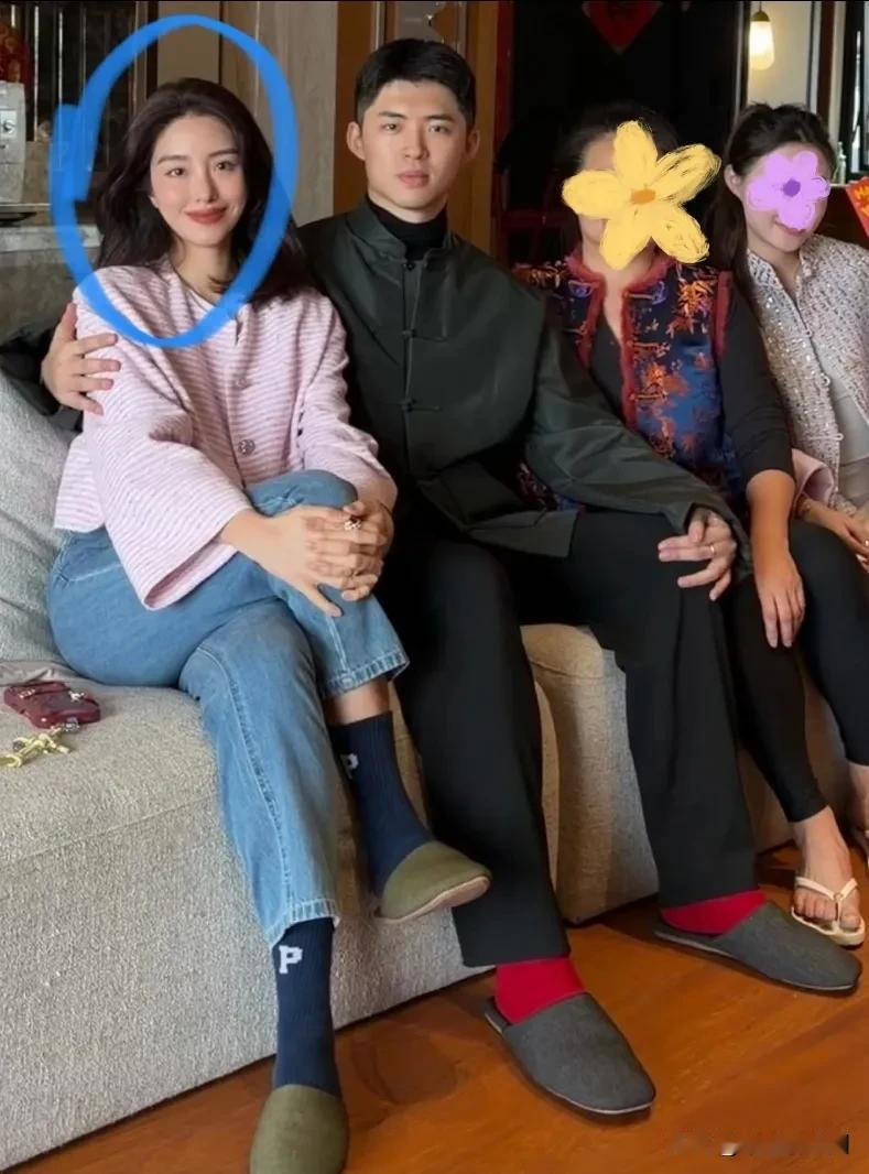 杨采玉老公高大帅气还很有型，有一说一杨采钰在女明星里面也算百里挑一的美貌，之前火