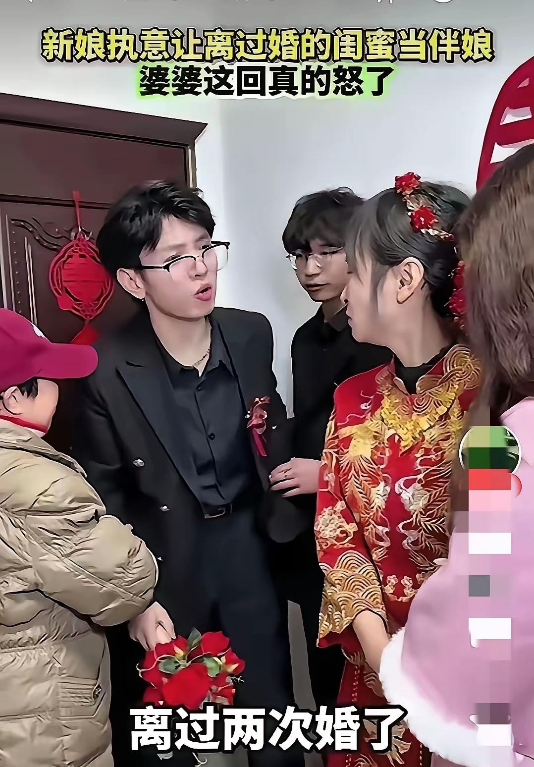 婚礼当场崩盘：新娘硬捧二婚闺蜜当伴娘：自以为深情，实则愚蠢又自私迎亲现场彻