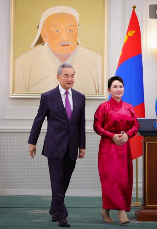 6月13日，蒙古女外长巴特塞策格接待中方代表，一袭红色传统服饰好靓丽！这件传统服