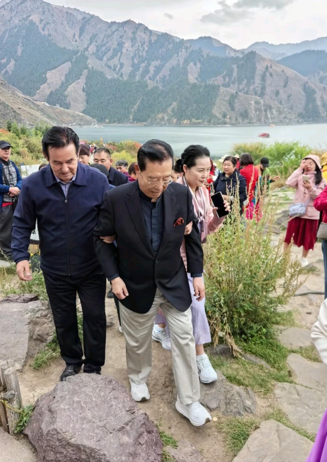 86岁李双江老师和娇妻梦鸽游新疆，逛了好多地方，精神状态很不错，夫妻俩很恩爱。