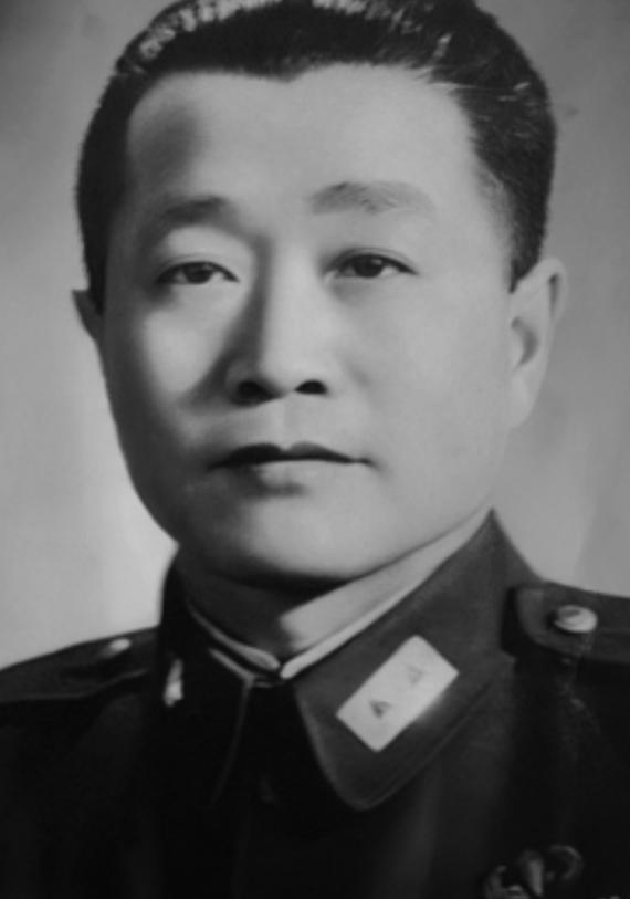 1927年，掌控上海工人纠察队的周恩来意外落网，随时可能身首异处。谁能想到，在阴