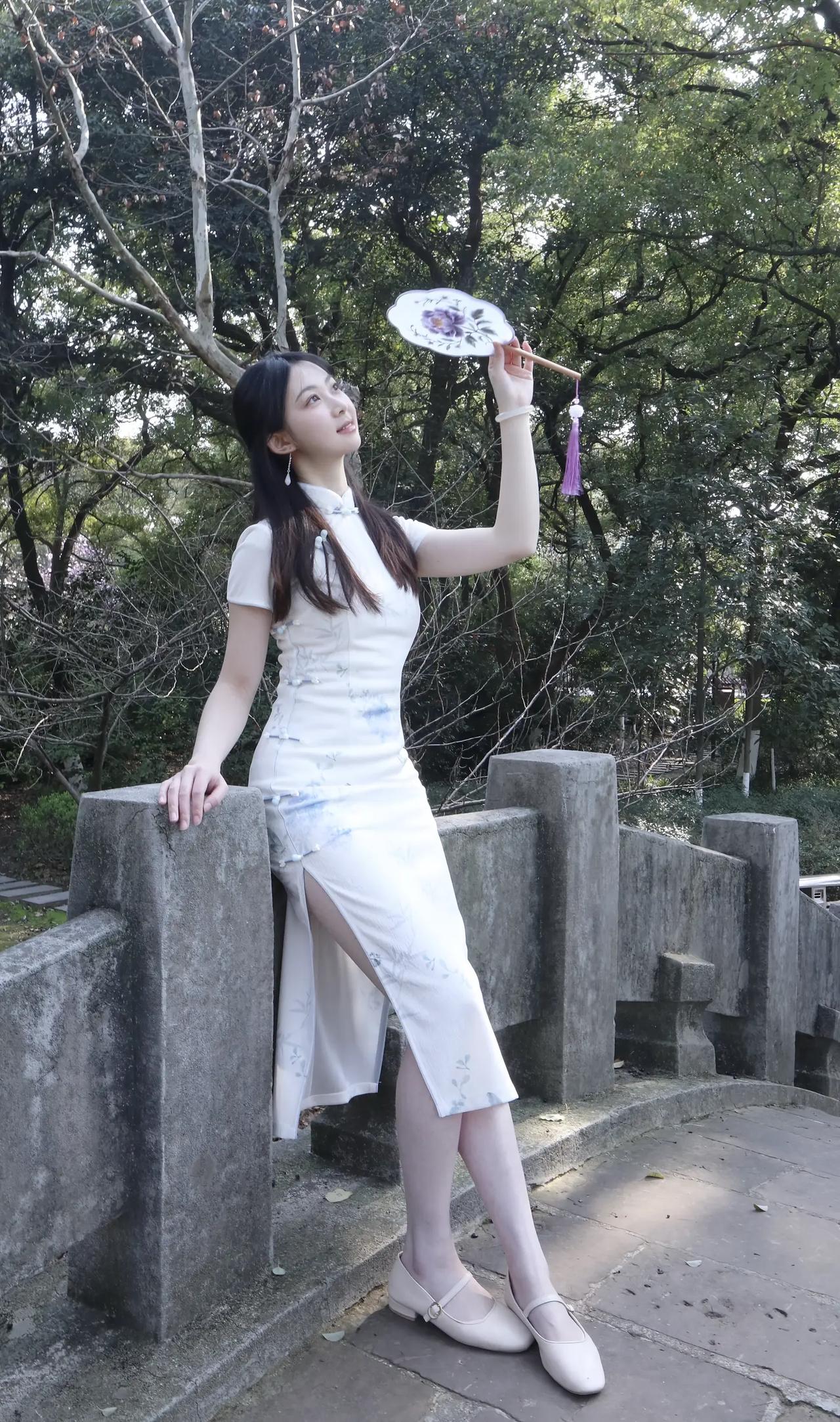 花影摇曳间，古韵犹存。