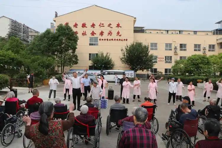 正常人绝对住不惯养老院，哪怕没有护工打骂，哪怕儿女每周都提着水果来看你，那地方依