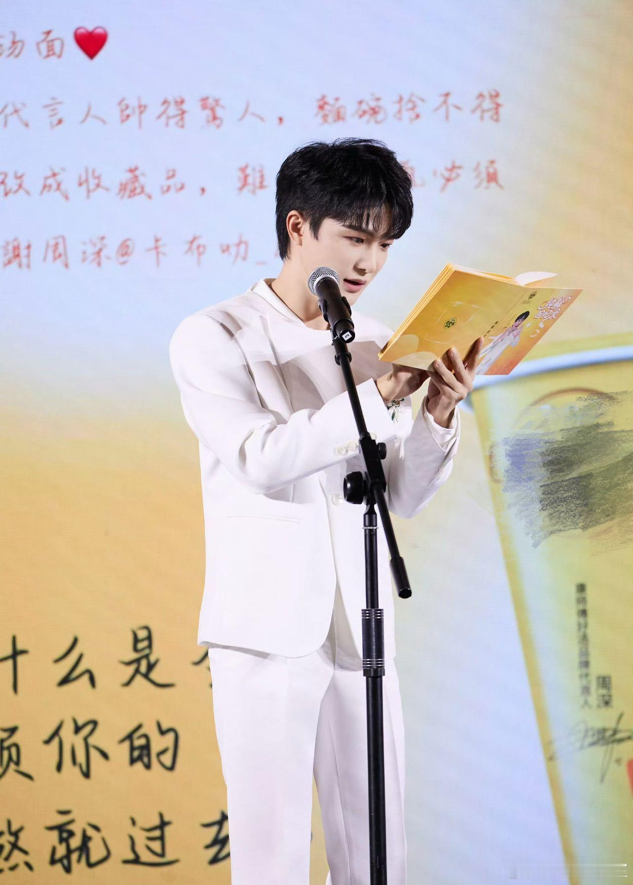 周深张嘴就来唱了那么现场练出来的临场反应！周深张嘴就来，开口就有的歌剧感，这份