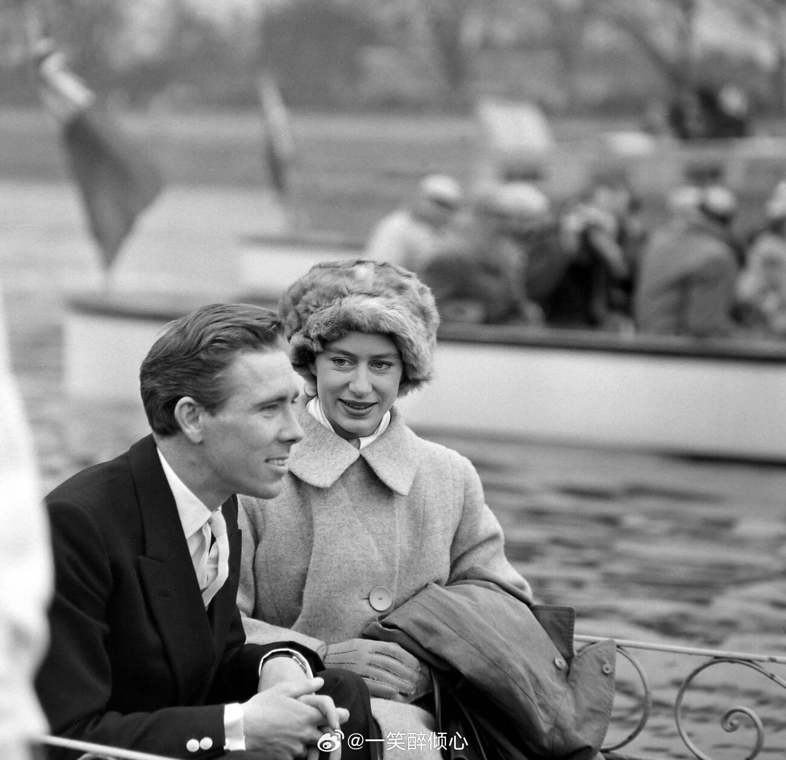 英国王室1962年4月7日，斯诺登第一代伯爵夫妇乘船观看牛津剑桥划船比赛🚣