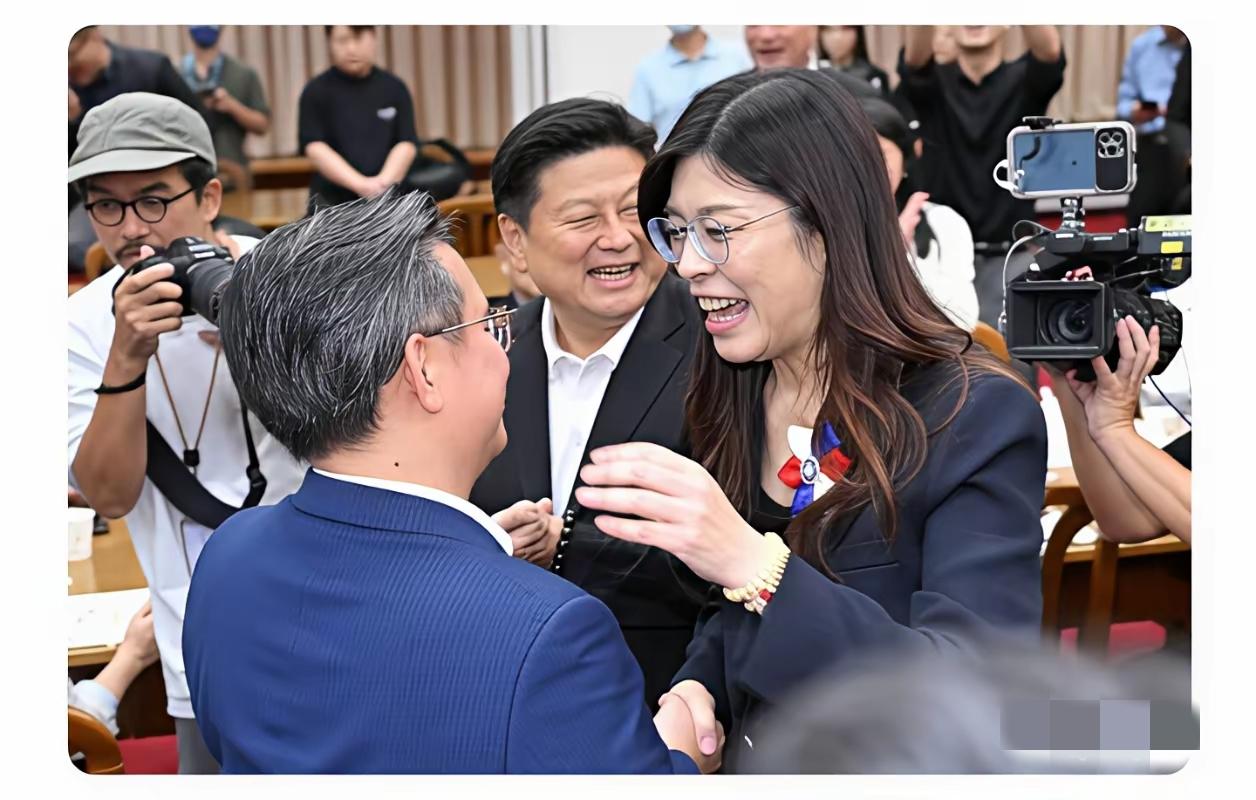 这哪是简单的拥抱？分明是郑丽文的“掌权第一课”！前几天还被黄健豪骂“履历苍白、从