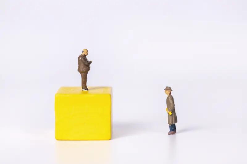 扎心了!买房与不买房，十年后是两个阶层的天堑同样是兜里有钱的聪明人，十年后有