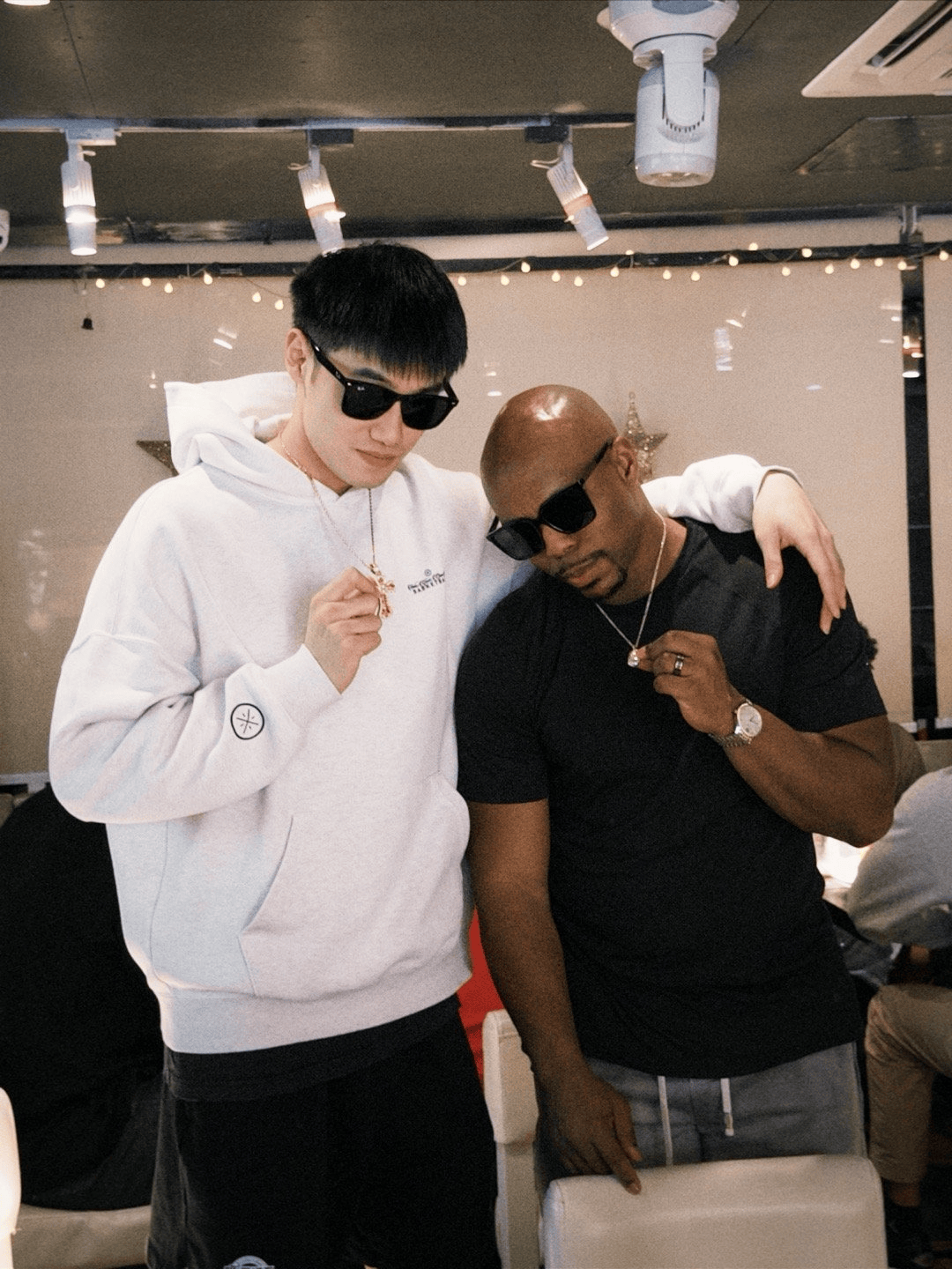 广州男篮晒照分享日常: 今年的圣诞礼物抢夺大战如期而至