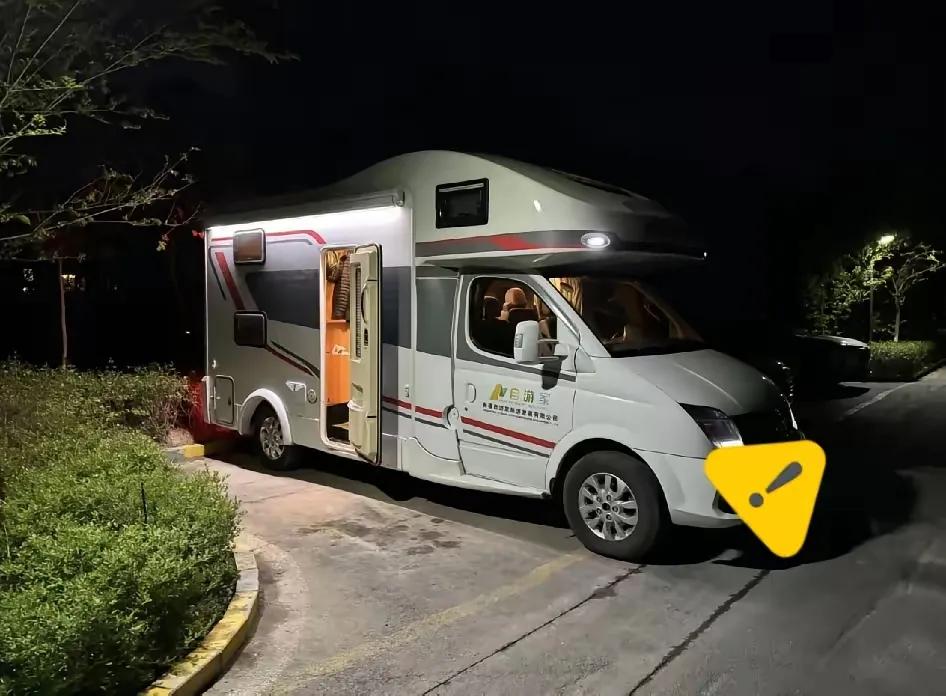 ！见过省钱的，没见过这么会精打细算的！广州天河公园旁，常年停着一辆改装房车