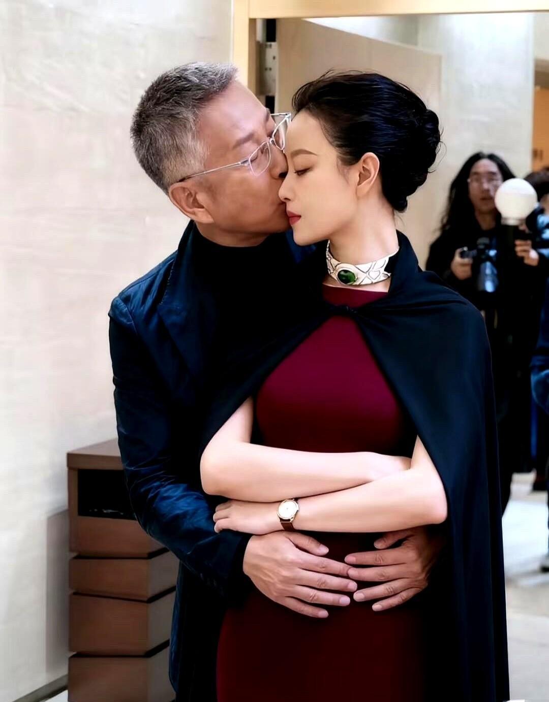 片场炸了。四十度棚里挤着三百号人，空调外机像拖拉机在耳边碾。陈道明坐在漩涡中