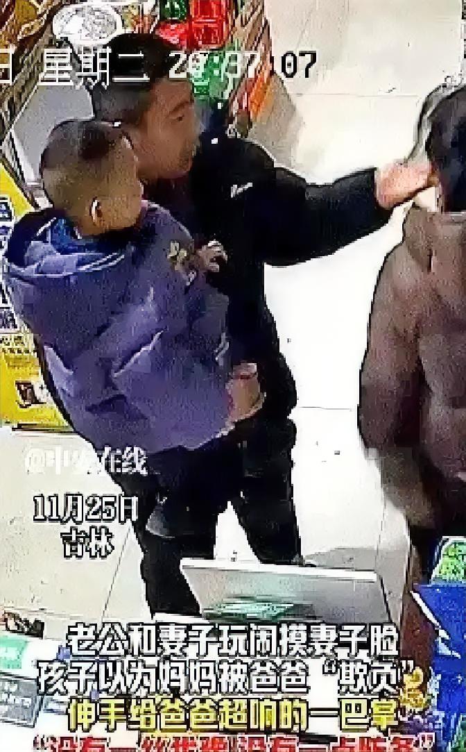 孩子都护妈，谁都不让！一位爸爸捏了妻子的脸，说你看这脸，肉嘟嘟的，一点都不好