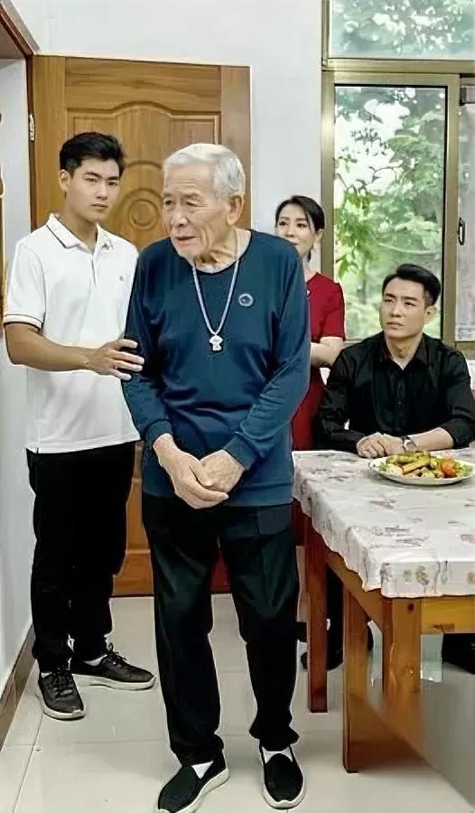 我退休金2000儿子嫌我累赘把我送女儿家一住15年刚去那阵我直打鼓—