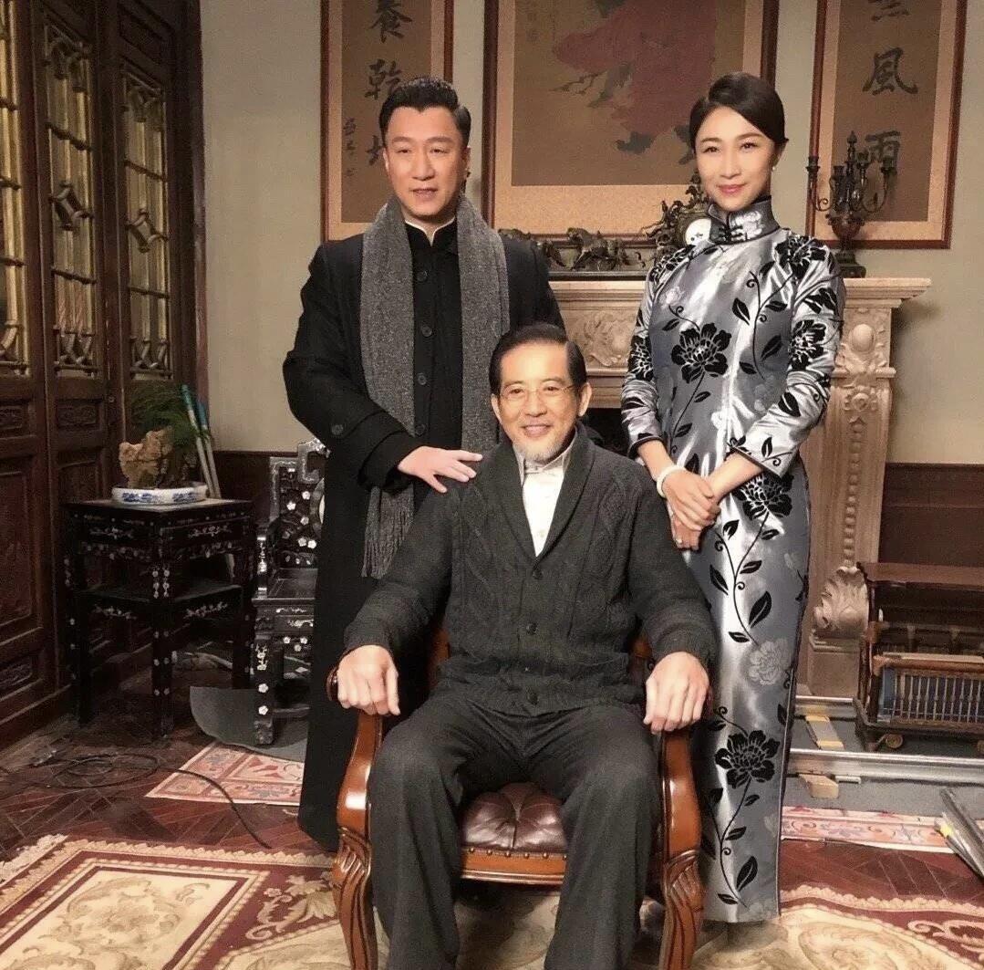 不知道这是哪一部剧的剧照，当年帅气的大帅哥也是小老头一个了，真不敢相信，这竟然是