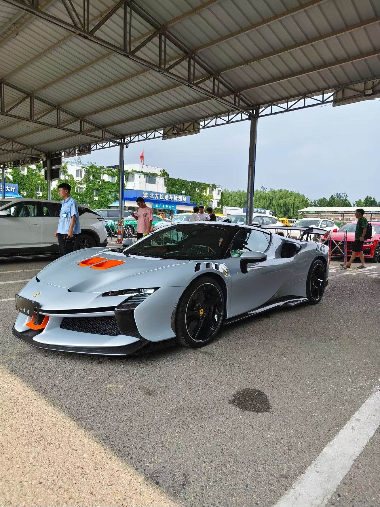 法拉利限量车型SF90XX二手车市场悄悄的多了起来这个价位也即将迎来交付在即的