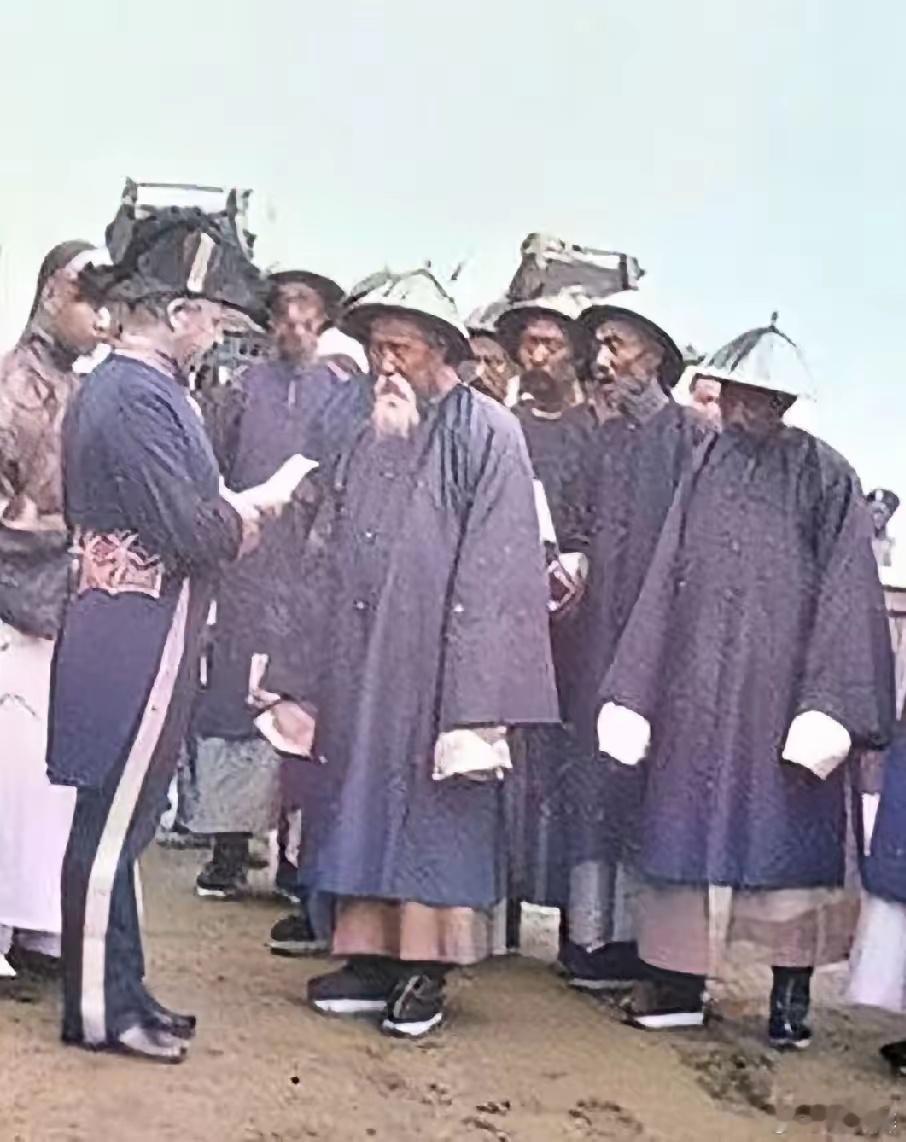 晚清、民国、新中国，这三个时代呈现出截然不同的风貌，前两者深陷黑暗泥沼，后者则如