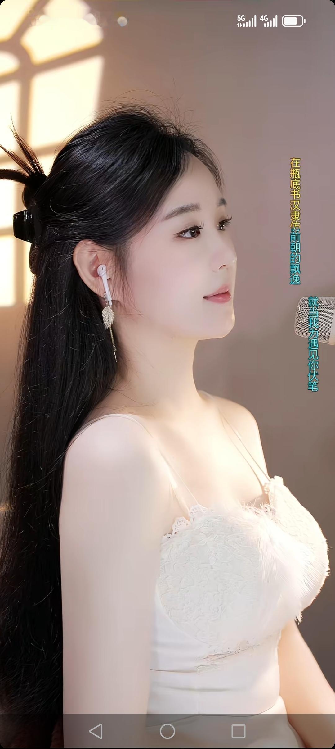 香肩酥胸，明眸皓齿，面若桃花，白皙肌肤，靓如冰洁，如一轮皎洁的月亮挂在每个男人的