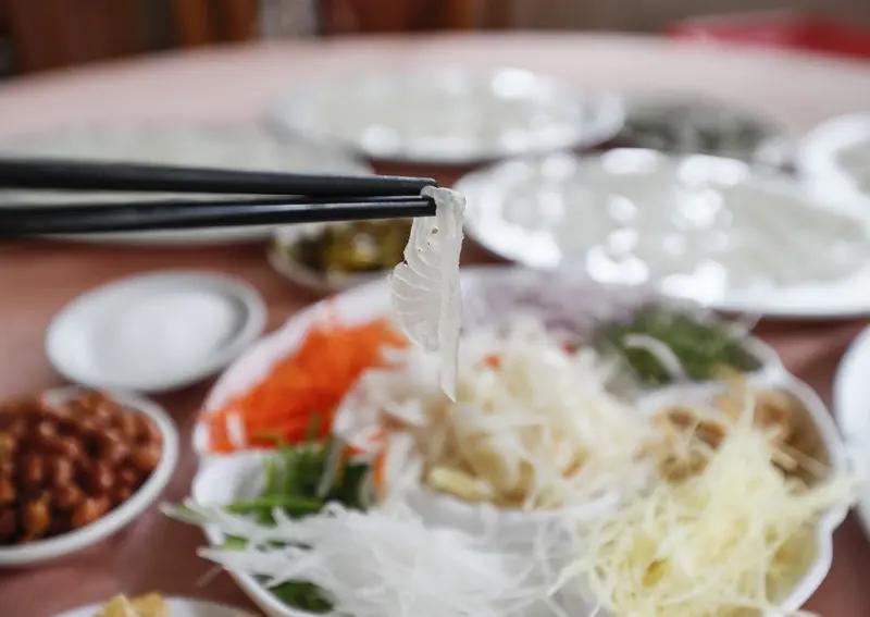 头皮发麻！40岁男子吃鱼生，胆管爬满密密麻麻活虫，这些误区害了很多人202