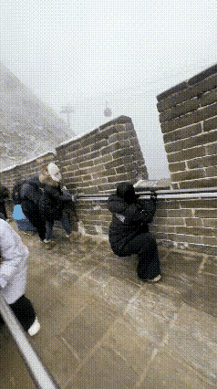 看到这个画面，我在思考古人守卫边疆的时候是如何应对的？还要对付外来强敌，站不稳能