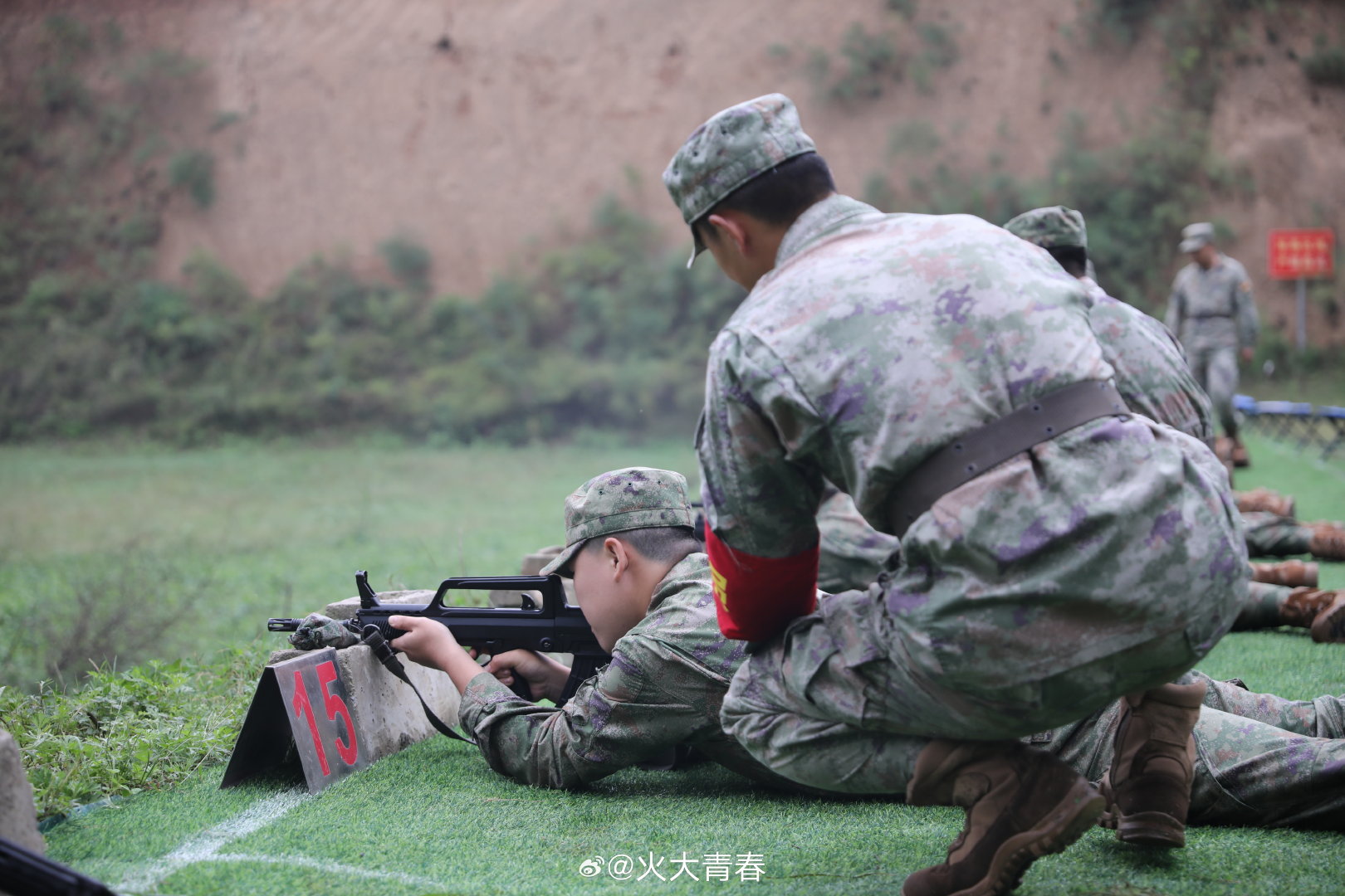 #军校开学季#【初露锋芒！直击新学员首次实弹射击训练】近日，火工大新训旅组织新学员轻武器实弹射击训练