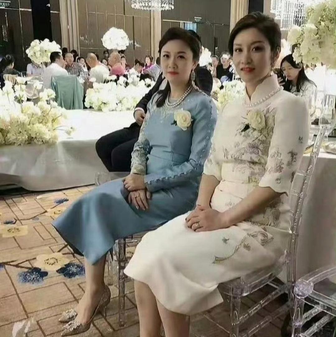 婚礼现场这两位妈妈，气质直接出圈！这是婚礼上的两位亲母，一身精致旗袍端庄大