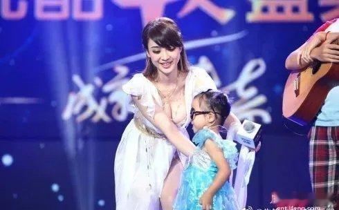 难怪当初她那么红，这么正规的节目，穿成这样，简直了……