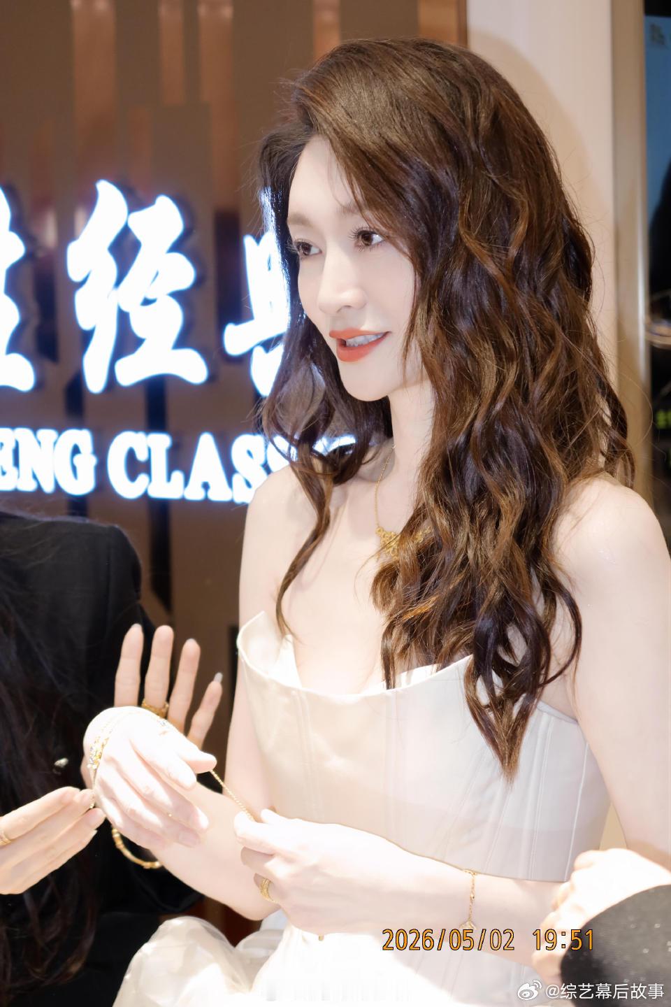 李小冉徐州线下活动李小冉你是真火了生图直出依旧优雅出众，怼脸颜值稳稳在线，李小冉