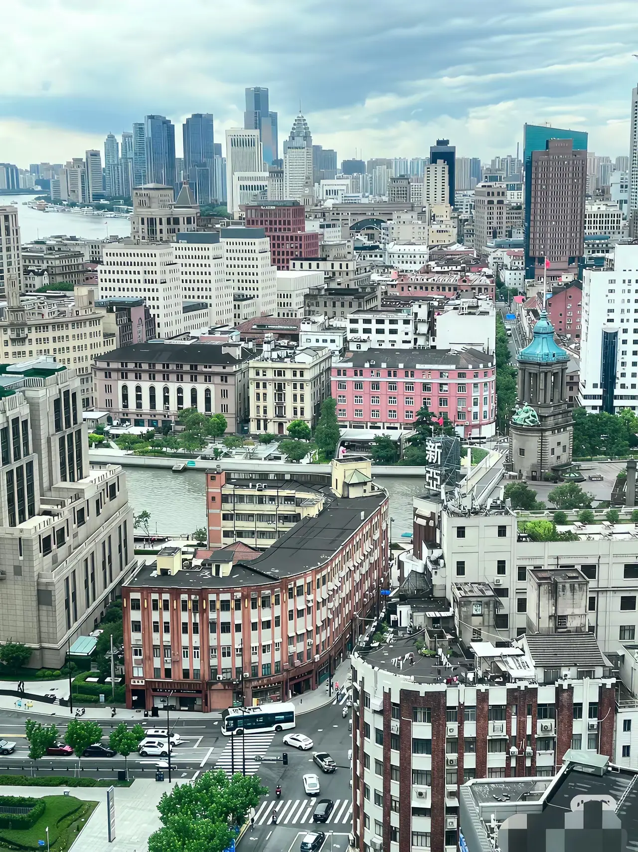 对比上海的城市界面，深圳的城建真的是又土又巴，把若干个玻璃土楼堆在一起真的是千篇