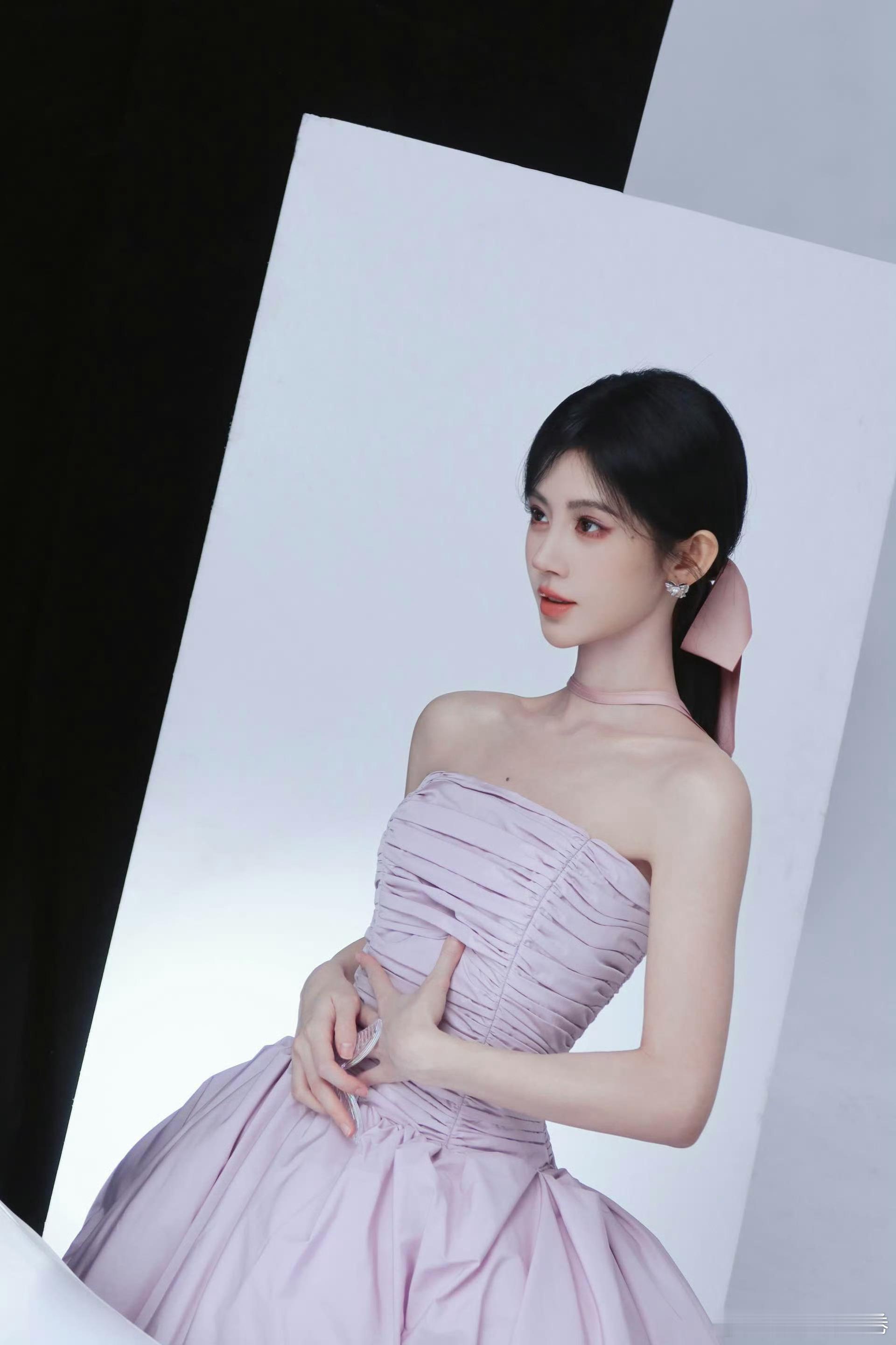 鞠婧祎侧拍花絮，美神来的！