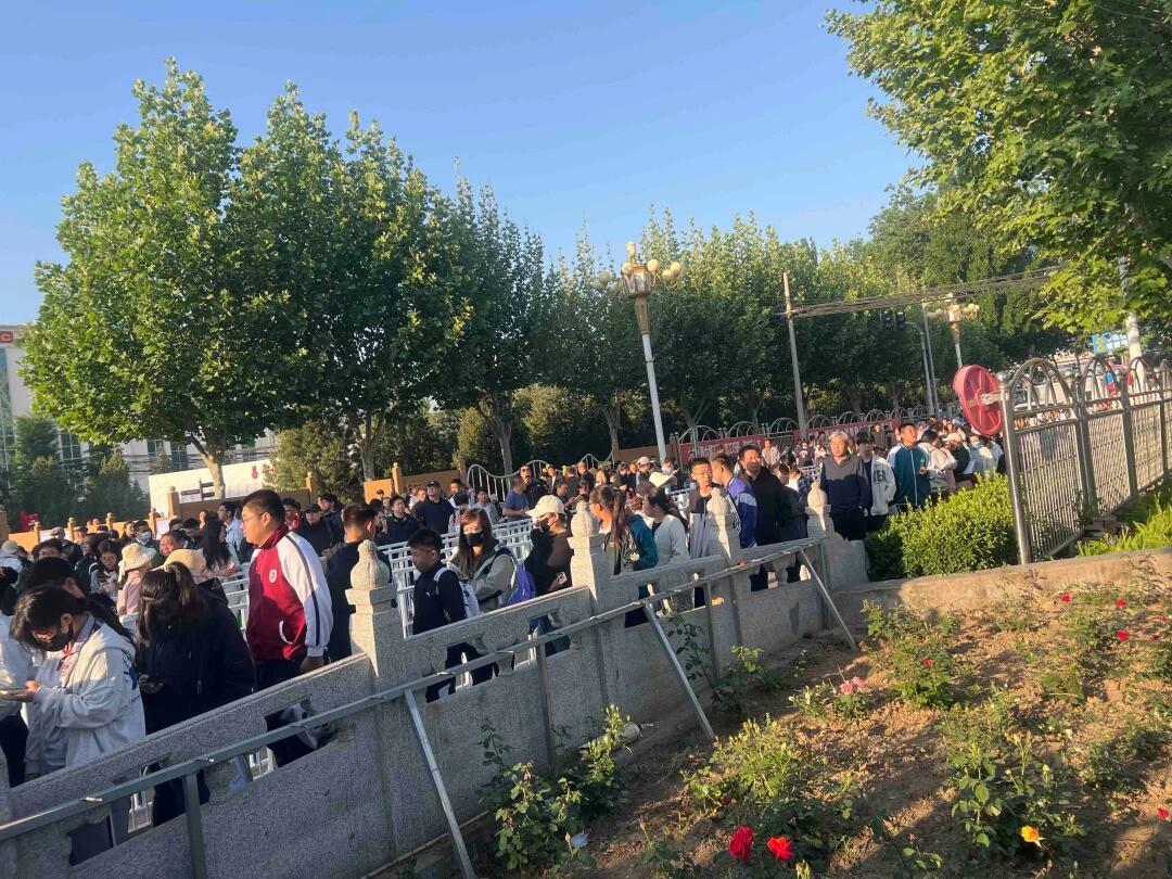 北京昌平职业学校，以前叫松兰堡学校，本来是招生800人，报名的来了竟然好几千而且