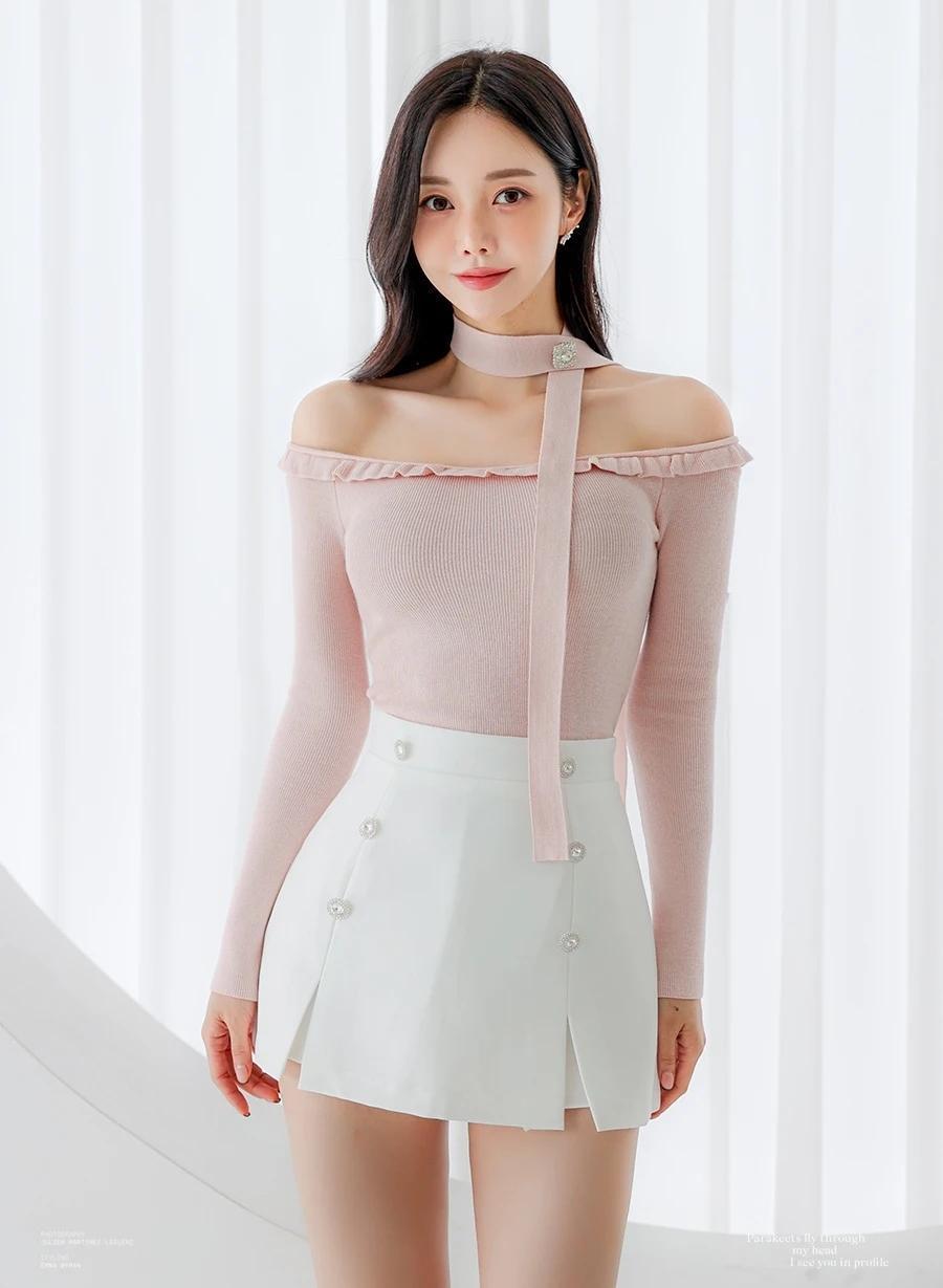 孙允珠的甜美少女风穿搭太绝了！1992年出生的她时尚感满满。她粉色露肩上衣搭