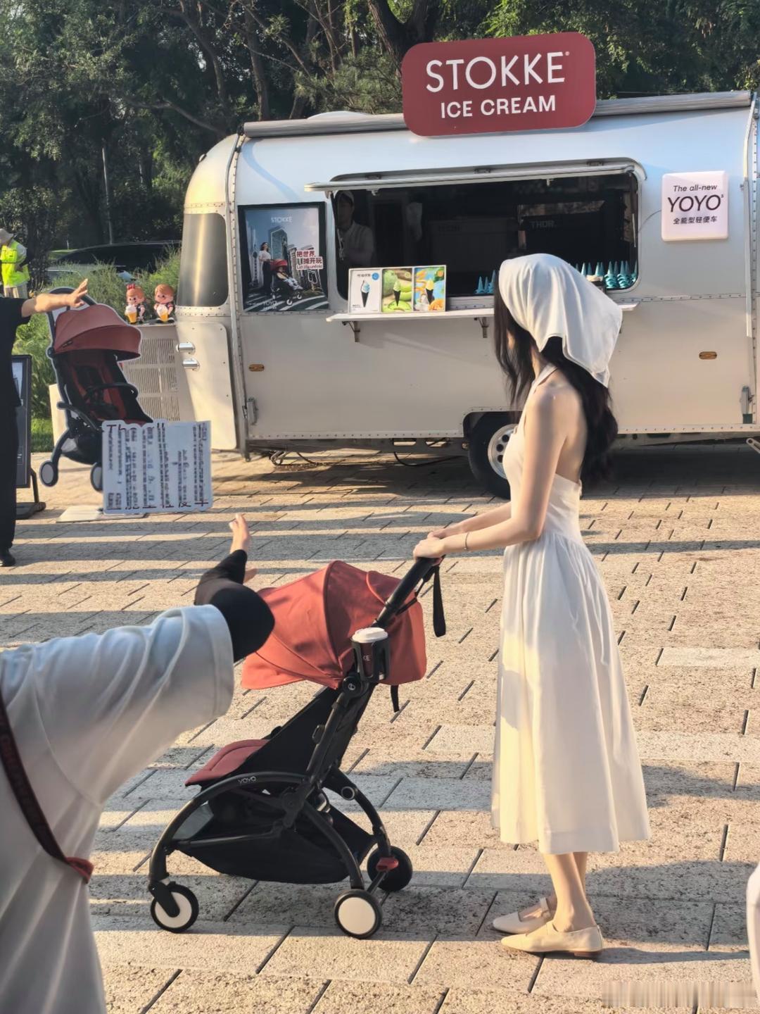 超模何穗在河北街头被偶遇，她推着婴儿车，打扮精致时尚，身材又高又瘦，皮肤白到发光