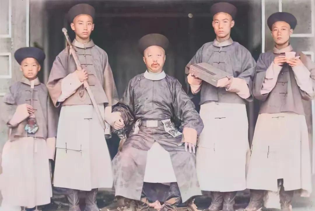 别被清宫戏给带歪了，真实的清朝人，其实很土气，很麻木！这是醇亲王奕譞的真实照片