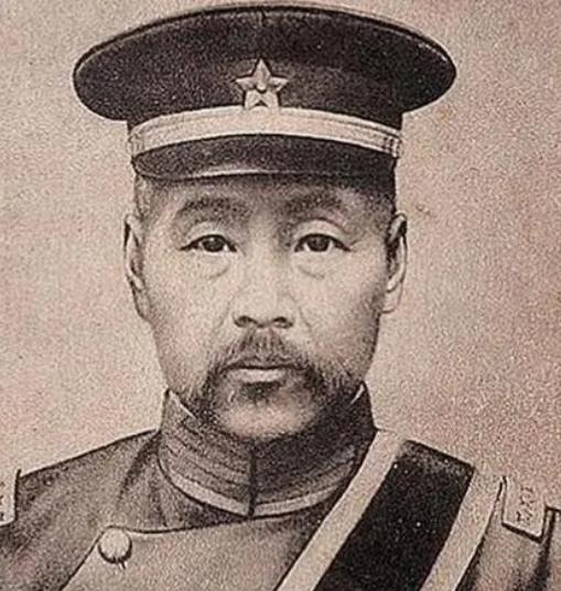 1895年，冯国璋荣归故里，在途中遇到了一位看起来像乞丐的老妇人，便问：“前面是