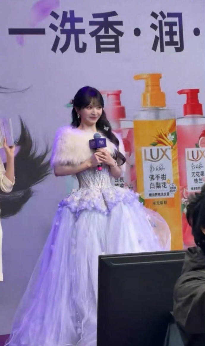 田曦薇紫色毛领纱裙田曦薇毛领披肩纱裙田曦薇今天这身紫色毛领纱裙太适合春天了！温