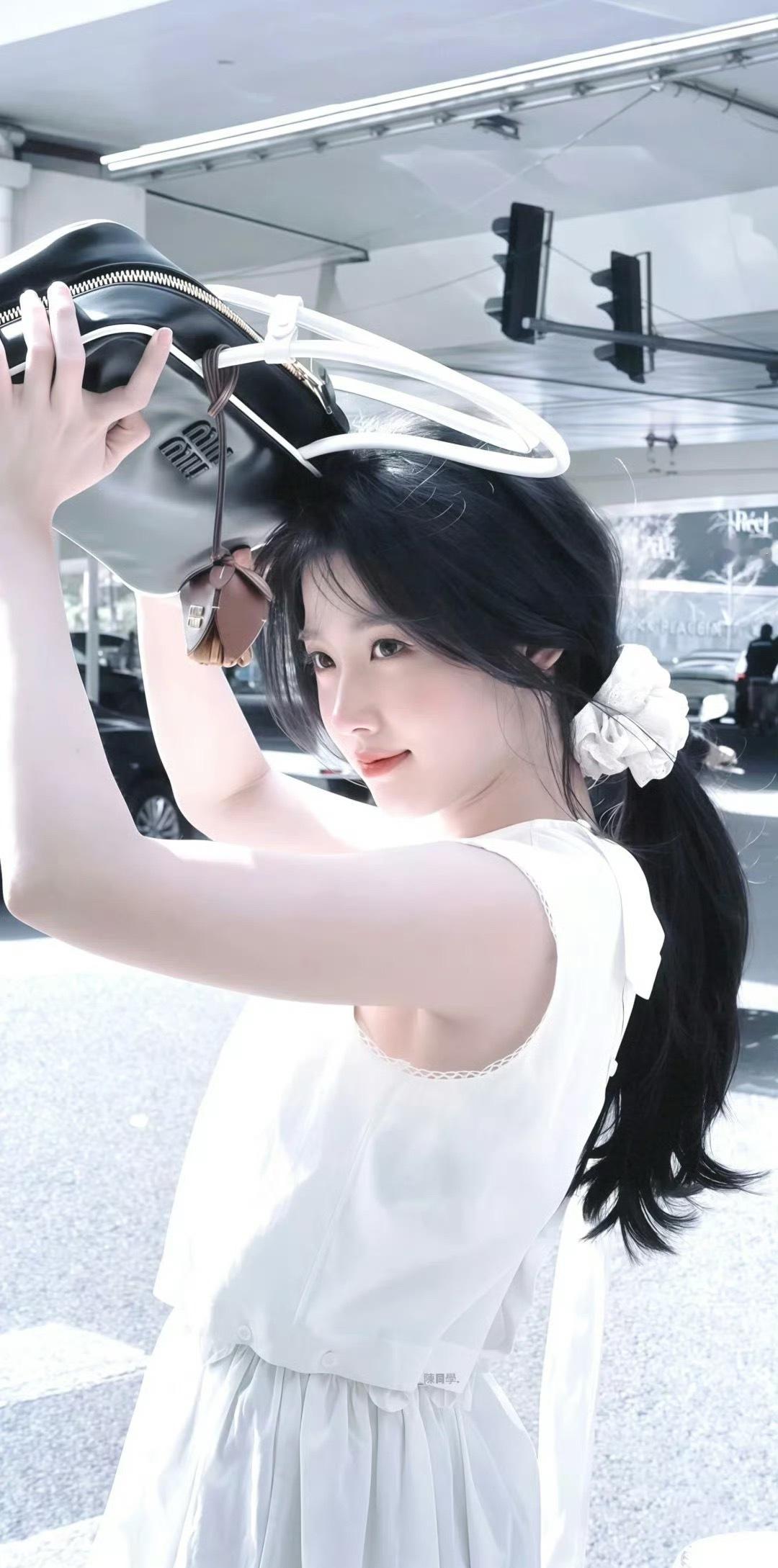 虽然很多人说她是普女，但是鲈鱼合照都没输过，肤白貌美气质佳，果然女明星真的是天生