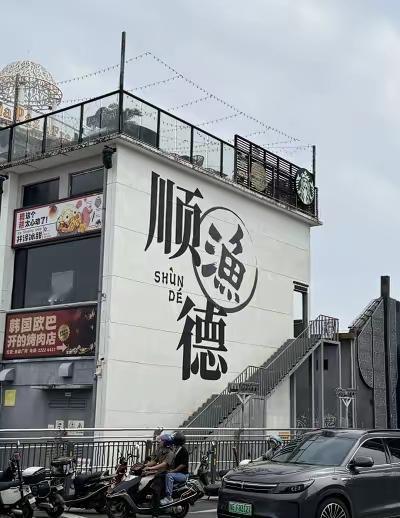 国庆中秋长假，生意最好的应该是文旅行业，到处景区、酒店都是人，酒店比平时还涨价两