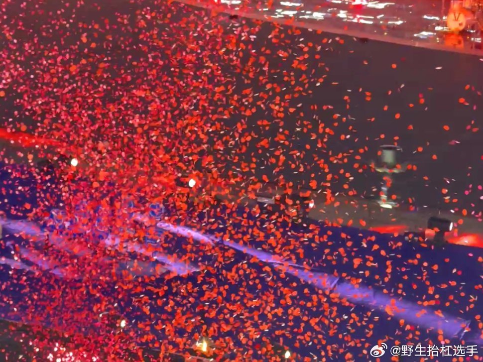 张杰演唱会舞美直接给到一个夯张杰演唱会舞美真的顶！灯光、设计、细节全在线，现场感
