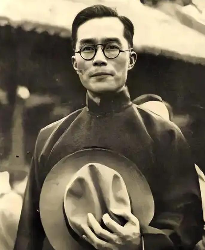 1949年，梅贻琦不顾学生们的苦苦挽留，毅然南渡，临走前，他说道:“我若留在大陆