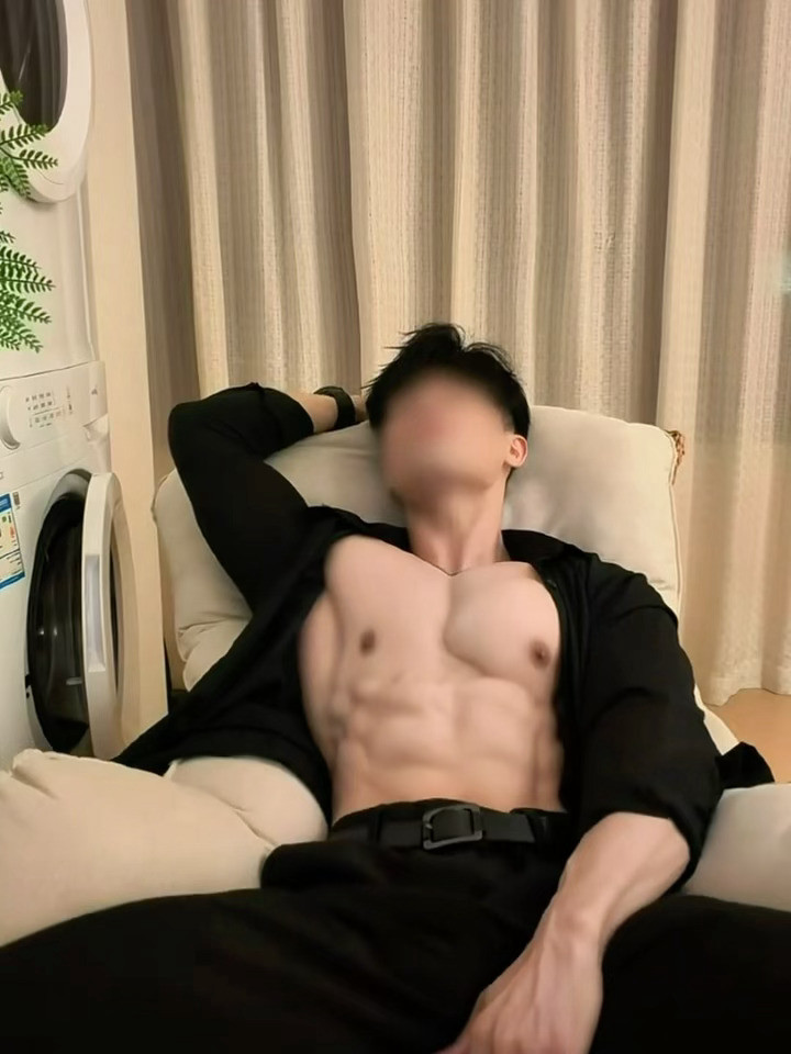 坐在摇椅上慢慢摇