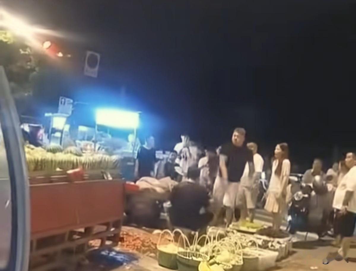 宁波买西瓜事件，两人为了泄愤拿西瓜砸人，看似砸的是瓜商，实则把西瓜砸向了家人，亲