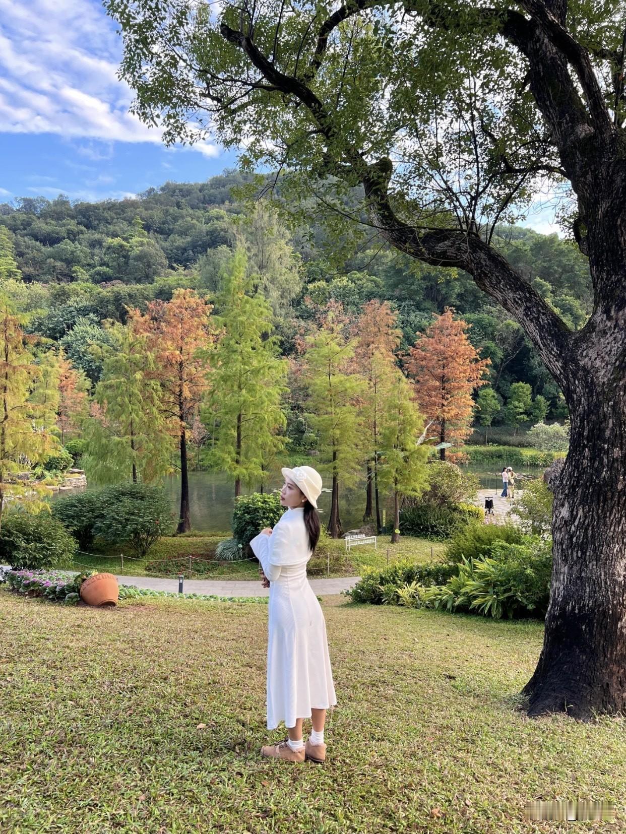 手里有道具，拍照姿势不用愁。想面对镜头，就微微低头露出笑容，自然可爱；不想面对镜