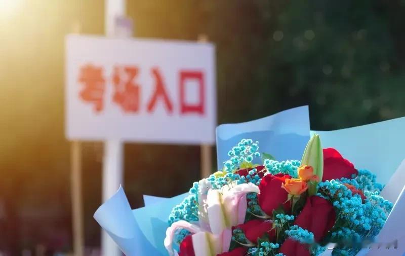 中国科学院院士李亚栋呼吁降低高考数学、物理难度，这建议一出引发广泛讨论。他觉得当