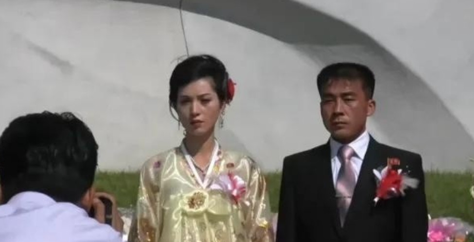 21岁朝鲜女学生李智恩嫁到上海，5年后首次回家，丈夫周明给予经济支持，信封里装有