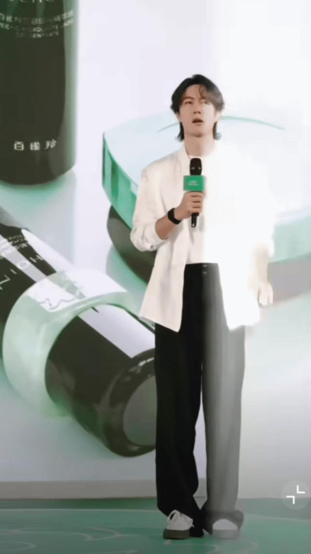 王一博上场不到一分钟，拽了好几次裤腿[呲牙笑]。一博和他的长裤子还不熟，需要磨合