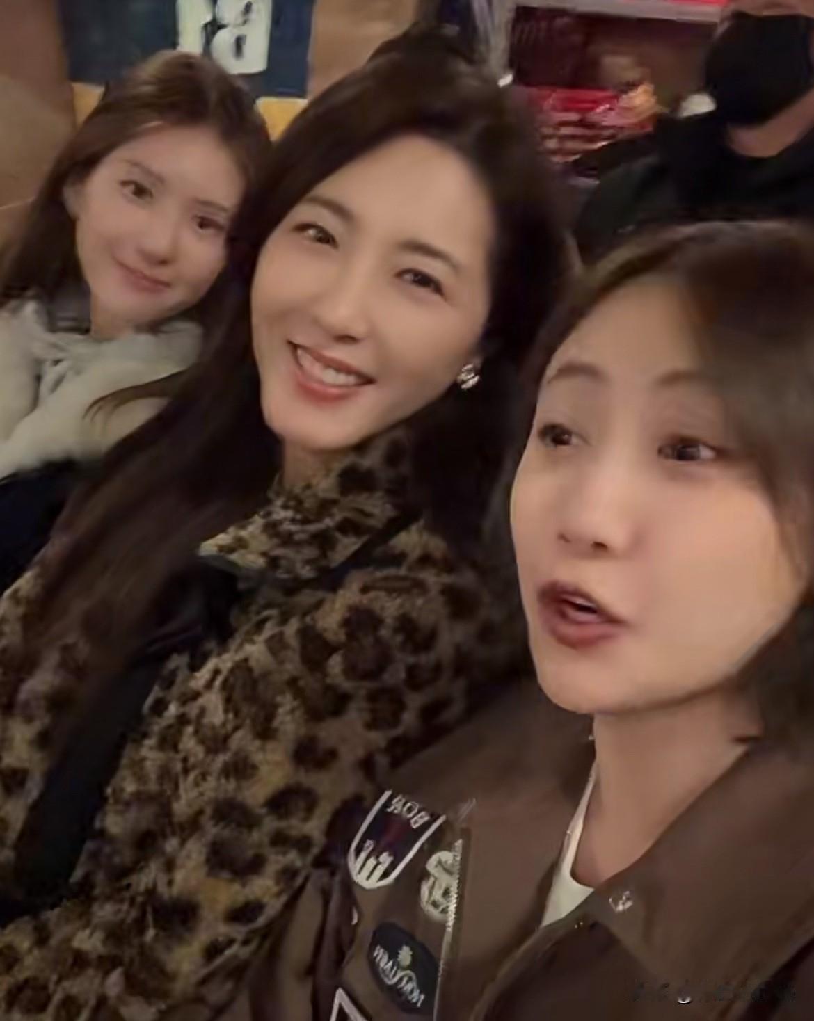 12月16日，赵露思最新动态，跟曾黎，魏笑一起去迪斯尼玩，全程开怀大笑，特别开心